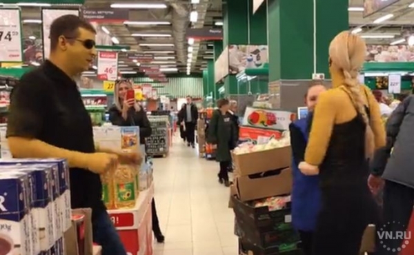 Двое в краске: новосибирцев возмутили танцы в торговом центре