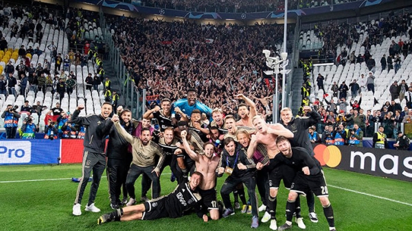 Ночь радости &laquo;Аякса&raquo; в Турине: ван дер Сар бегал по бровке, а Овермарс катался по газону