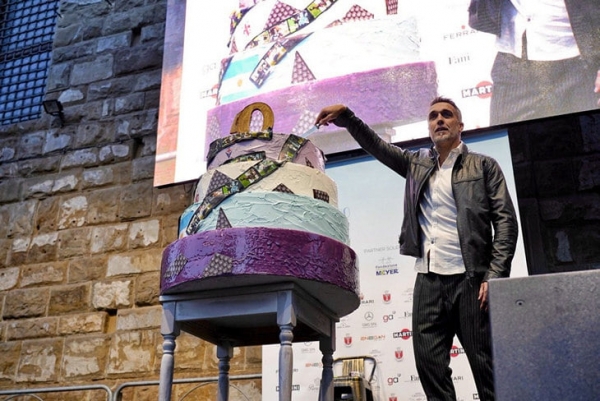 &laquo;Фиорентина&raquo; отметила юбилей Батистуты: 6 тысяч человек в центре города и огромный торт