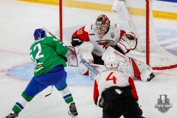 Срочно смотрите Восток: там забивают красиво, играют жестко и даже дерутся