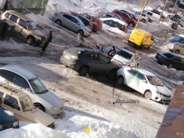 Пьяный водитель на Lexus разбил 15 автомобилей в Мурманске