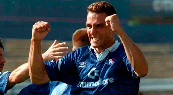 Umbro – классика британского футбола. В этой форме Англия выиграла ЧМ, а Сульшер забил решающий гол в финале ЛЧ-99