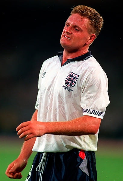 Umbro – классика британского футбола. В этой форме Англия выиграла ЧМ, а Сульшер забил решающий гол в финале ЛЧ-99