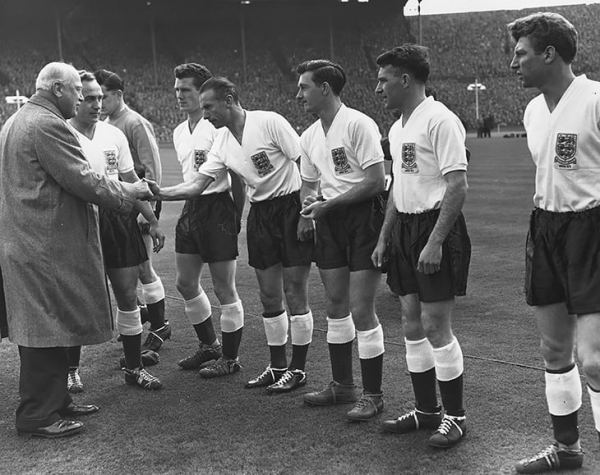 Umbro – классика британского футбола. В этой форме Англия выиграла ЧМ, а Сульшер забил решающий гол в финале ЛЧ-99