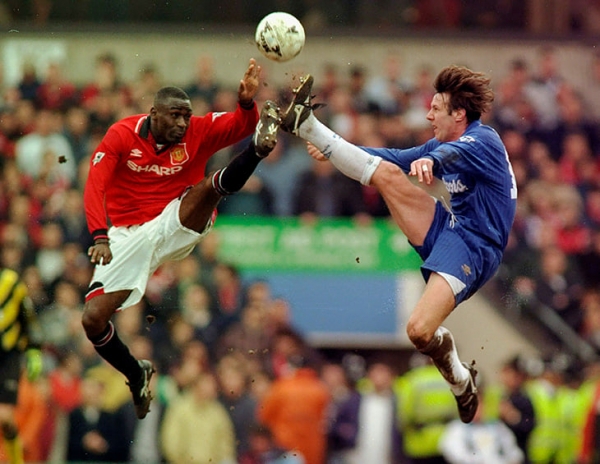 Umbro – классика британского футбола. В этой форме Англия выиграла ЧМ, а Сульшер забил решающий гол в финале ЛЧ-99