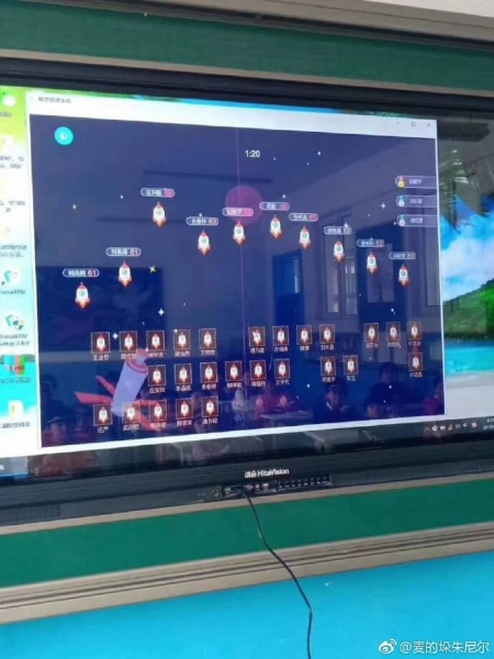 Учеников китайских школ обязали носить специальные головные повязки для мониторинга их внимания