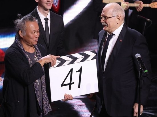  Никита Михалков: "'Врачи сказали, что мне нельзя лежать, сидеть"