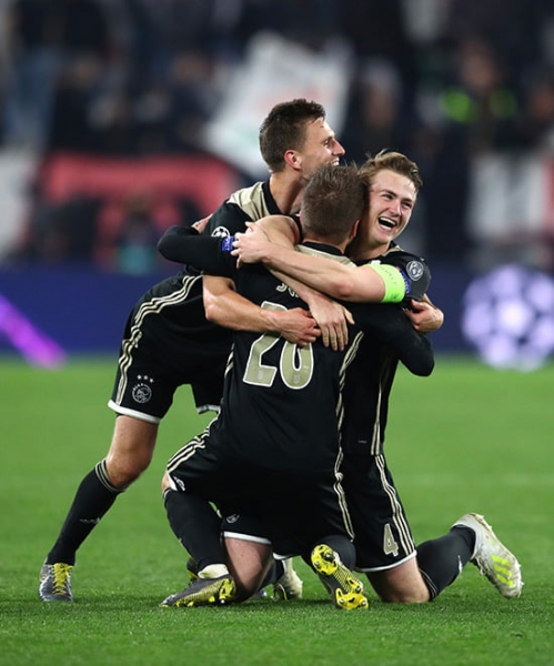 Ночь радости &laquo;Аякса&raquo; в Турине: ван дер Сар бегал по бровке, а Овермарс катался по газону