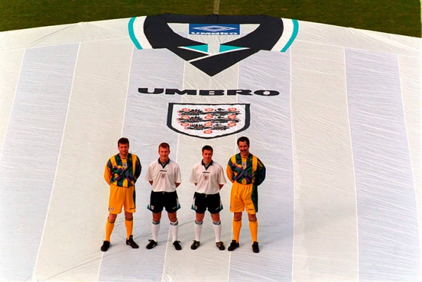 Umbro – классика британского футбола. В этой форме Англия выиграла ЧМ, а Сульшер забил решающий гол в финале ЛЧ-99