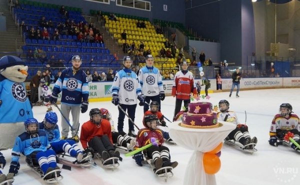 Хоккеисты &laquo;Сибири&raquo; сыграли с маленькими следж-хоккеистами из Бердска 