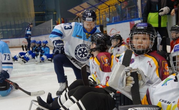 Хоккеисты &laquo;Сибири&raquo; сыграли с маленькими следж-хоккеистами из Бердска 
