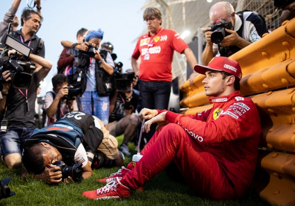 Леклер легко укатал Феттеля в Бахрейне. У новичка «Феррари» особый пилотажный стиль