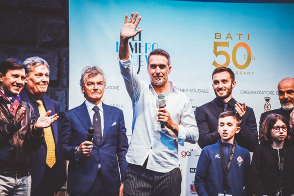 &laquo;Фиорентина&raquo; отметила юбилей Батистуты: 6 тысяч человек в центре города и огромный торт