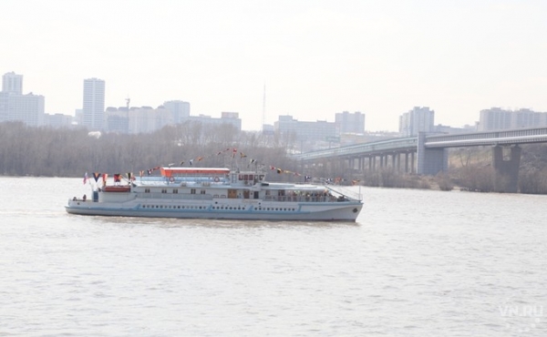 Праздник на Михайловской набережной: открылась навигация на Оби 