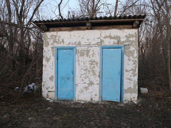 Россияне научились жить без канализации: «Хожу в домик с дыркой»