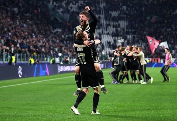 Ночь радости &laquo;Аякса&raquo; в Турине: ван дер Сар бегал по бровке, а Овермарс катался по газону