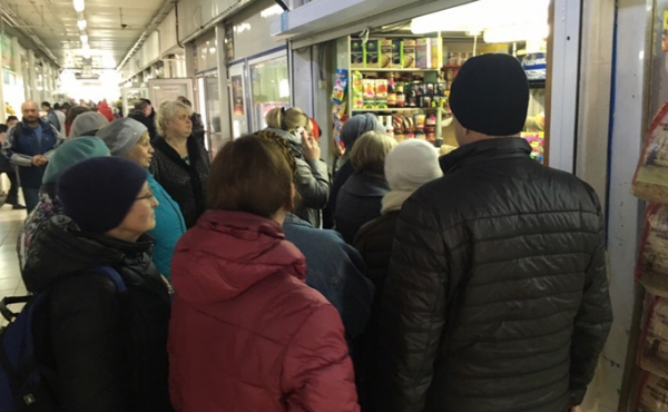В очередях за просроченными продуктами стоят новосибирцы на рынке