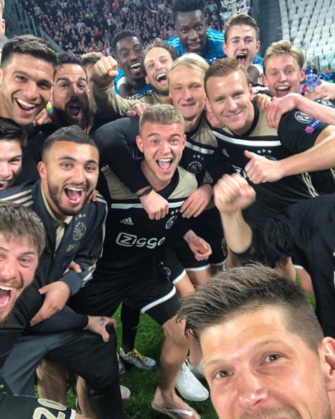 Ночь радости &laquo;Аякса&raquo; в Турине: ван дер Сар бегал по бровке, а Овермарс катался по газону