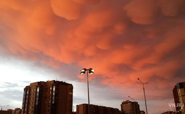 Опасные вымевидные облака запечатлели в небе над Новосибирском