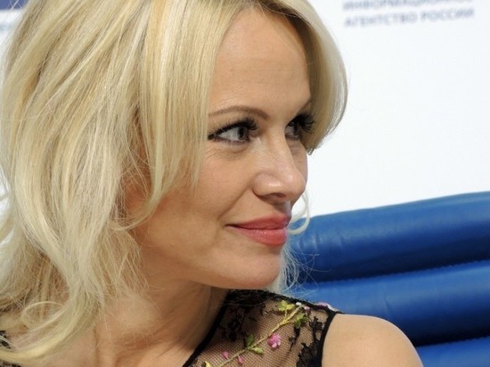 Памела Андерсон призналась в любви к Ассанжу