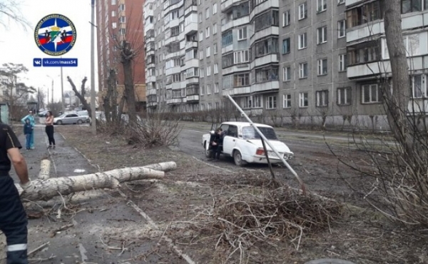 Срывал крыши и валил деревья последний шторм апреля