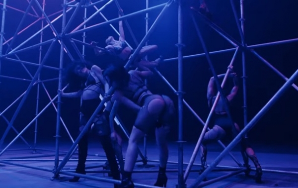 В новом клипе Maruv показали танцы на пилоне