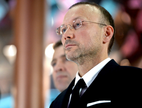 В Екатеринбурге бойцы MMA разгоняют противников постройки храма. Грубо, с матом и потасовками