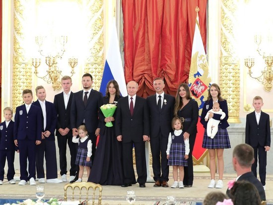 Путин наградил восемь многодетных семей орденами