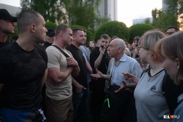 В Екатеринбурге бойцы MMA разгоняют противников постройки храма. Грубо, с матом и потасовками