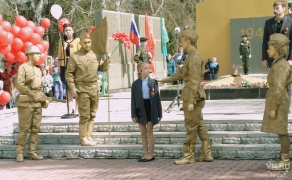 Ожившие статуи говорили с девочкой в Болотном 