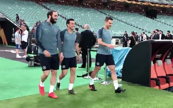 Игуаин и Давид Луиз зарубились прямо на открытой тренировке. Сарри так взбесился, что растоптал кепку