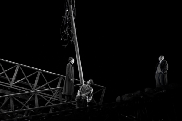 Женовач поставил "Бег" Булгакова: то ли сон, то ли явь