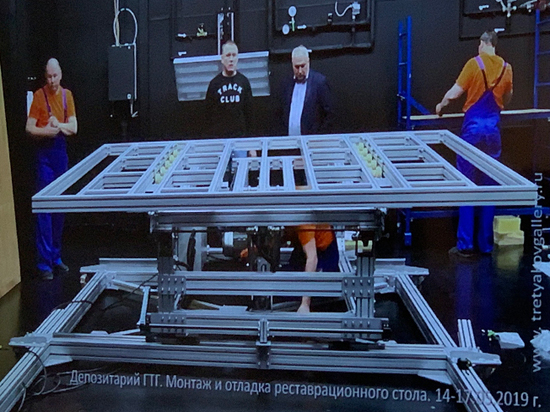 Для реставрации репинского "Ивана Грозного" устроили лабораторию с черными стенами