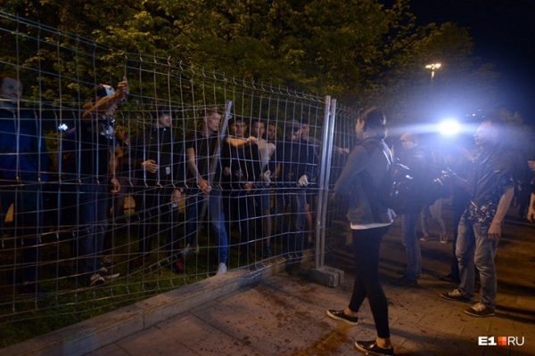В Екатеринбурге бойцы MMA разгоняют противников постройки храма. Грубо, с матом и потасовками