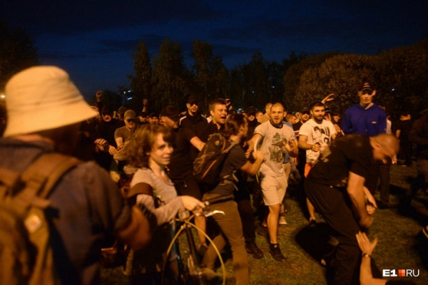В Екатеринбурге бойцы MMA разгоняют противников постройки храма. Грубо, с матом и потасовками