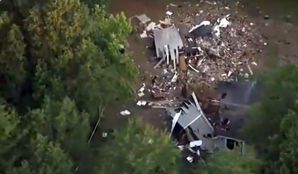 В США, упавший самолёт, разрушил жилой дом
