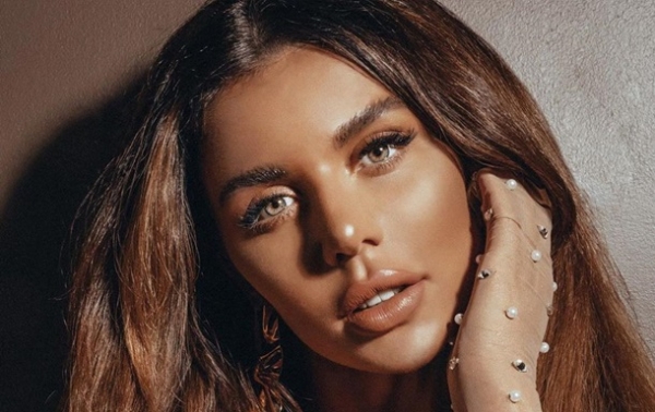 Седокова в прозрачном топе и кожаной юбке вызвала споры в Сети