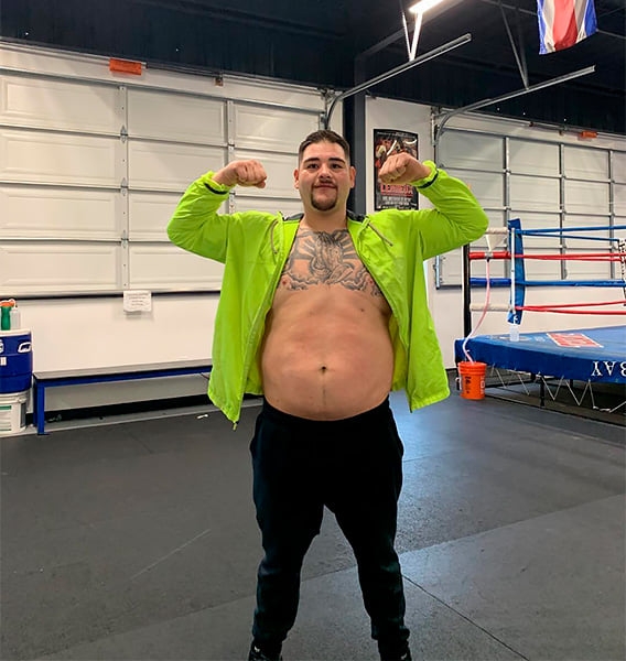 Руис постоянно ест сникерсы и с 12 лет бьет взрослых мужиков. Лишний вес не влияет на его скорость