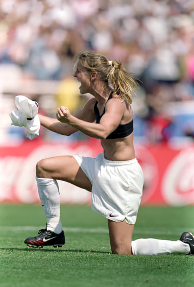 20 лет назад американка сняла майку после победного пенальти в финале ЧМ. История культового фото из женского футбола