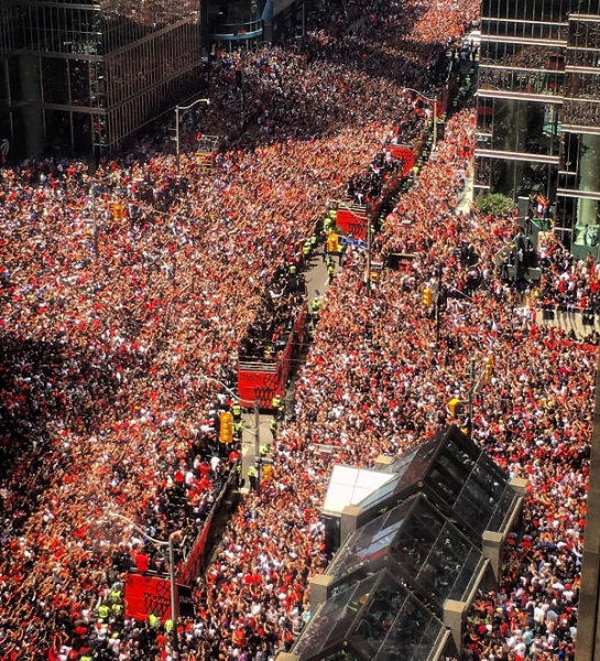 На чемпионский парад в Торонто вышли больше 1,5 миллиона! Все сходили с ума, а Кавай смеялся