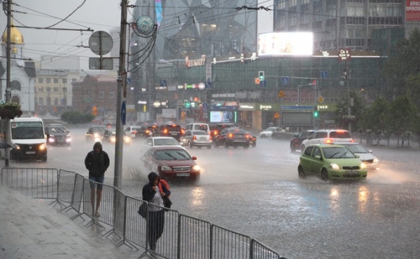 Гроза с молниями и градом обрушилась на Новосибирск