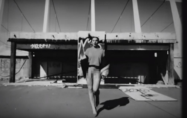 Анна Седокова снялась в новом клипе без трусов