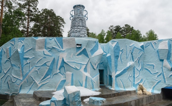 Маяк поставили к белым медведям в Новосибирском зоопарке