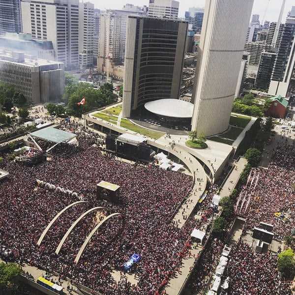 На чемпионский парад в Торонто вышли больше 1,5 миллиона! Все сходили с ума, а Кавай смеялся