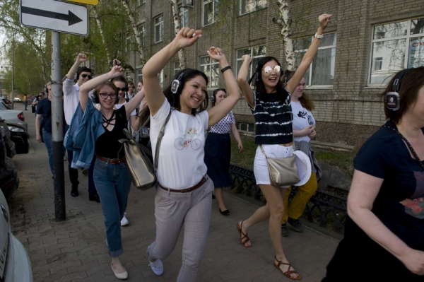 Впервые в Омске состоялся спектакль-променад