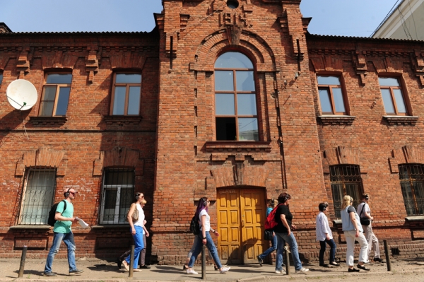 Впервые в Омске состоялся спектакль-променад