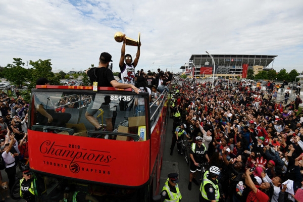 На чемпионский парад в Торонто вышли больше 1,5 миллиона! Все сходили с ума, а Кавай смеялся