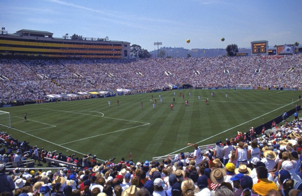 20 лет назад американка сняла майку после победного пенальти в финале ЧМ. История культового фото из женского футбола