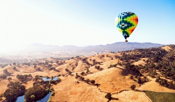 В Египте ветер унёс воздушный шар с туристами в горы