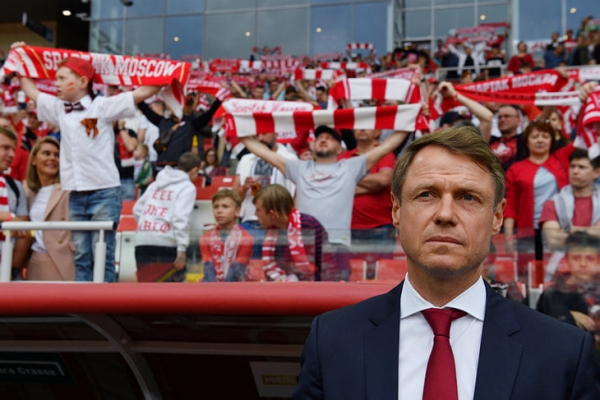 Над пиджаком Кононова снова угорают: повесили на трибуне &laquo;Спартака&raquo;, спели &laquo;Уходи, пиджак&raquo;